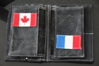 Vue des deux parties du porte-feuille l'une dans l'autre