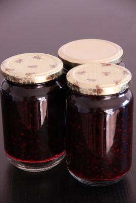 Pots de confiture de mûres