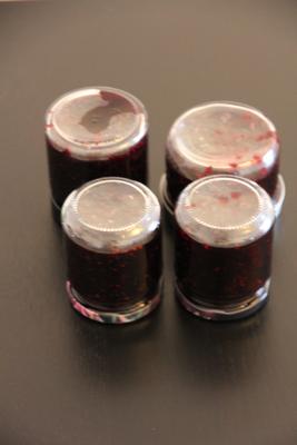 Pots de confiture de mûres