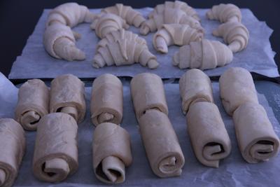 Croissants et pains au chocolat avant l'enfournement