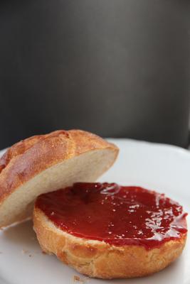 Brioche et confiture de cynorhodons