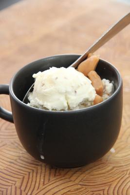 Crème glacée à la vanille, au sésame et au caramel