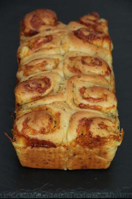 Pull-apart garlic and cheese bread rolls