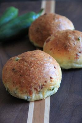 Petits pains au Jalapeño et au Cheddar