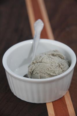 Crème glacée à la réglisse noire