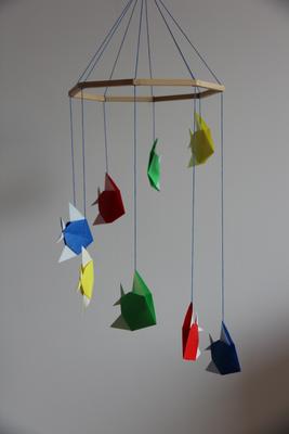 Mobile en origami utilisant des poissons de 4 couleurs diffÃ©rentes