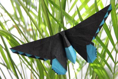 Papillon en origami réalisé à partir d'un papier noir et bleu